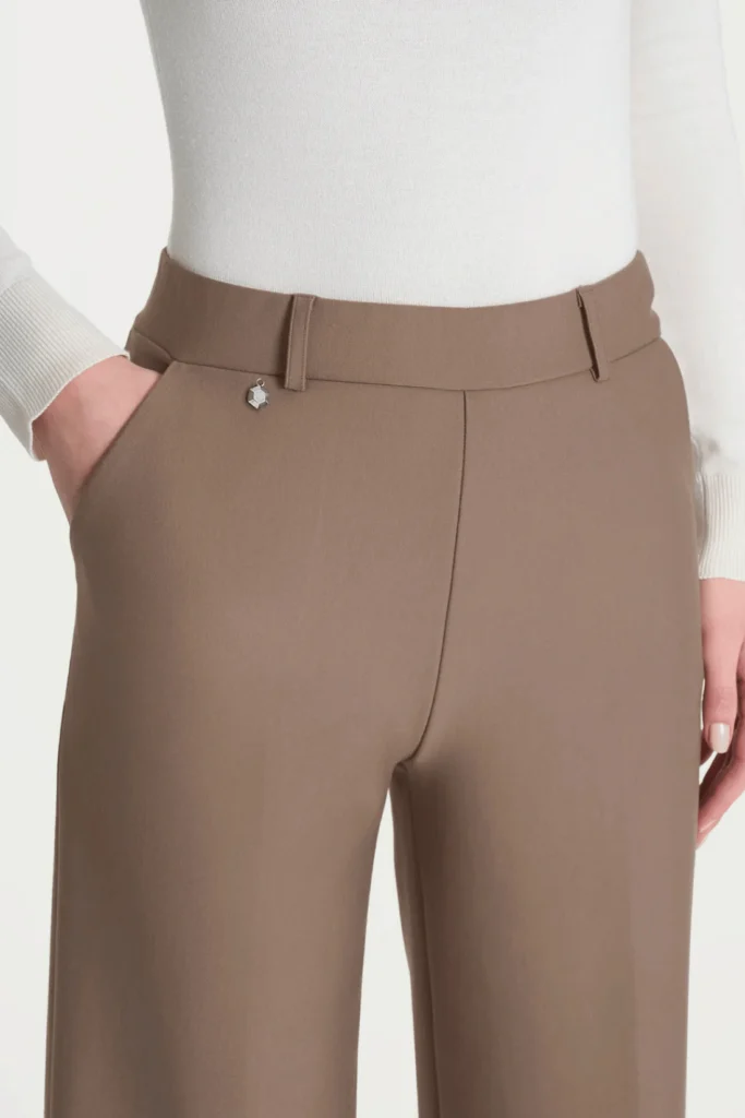 Pantalone ampio alla caviglia in Compact